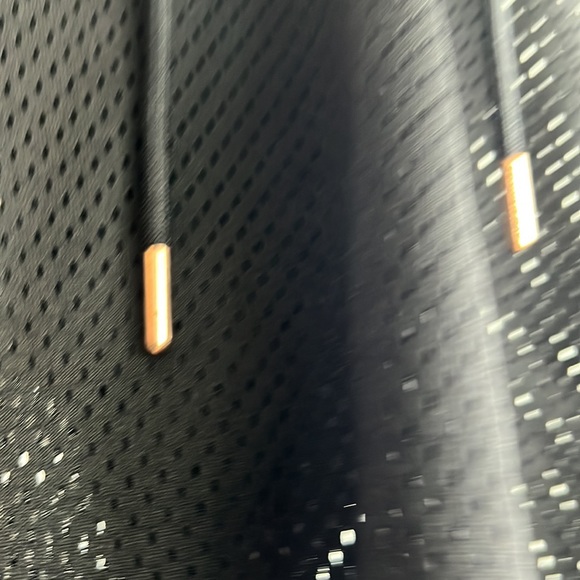 Athletic Cropped Black Mesh Sports Top - Picture 4 of 5